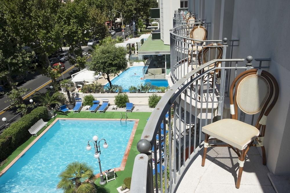 Ambassador Hotel 4*